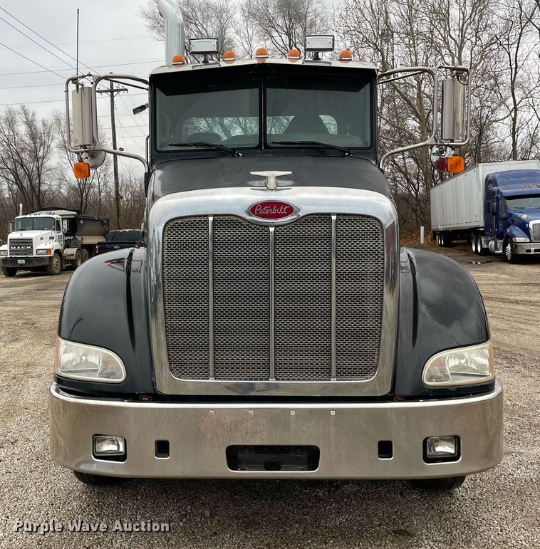 image for item DP0268 2009 Peterbilt 384  semi truck