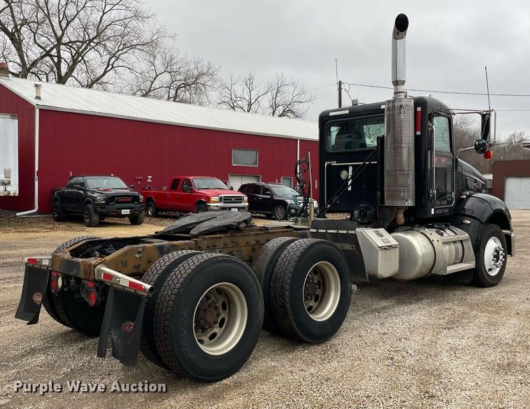 image for item DP0268 2009 Peterbilt 384  semi truck