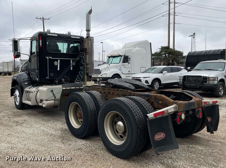 image for item DP0268 2009 Peterbilt 384  semi truck