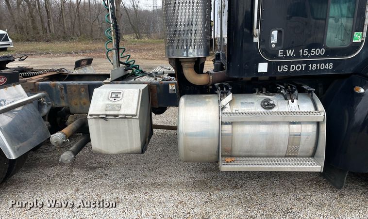 image for item DP0268 2009 Peterbilt 384  semi truck