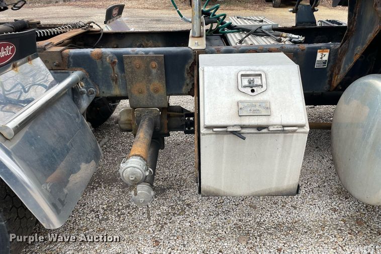 image for item DP0268 2009 Peterbilt 384  semi truck