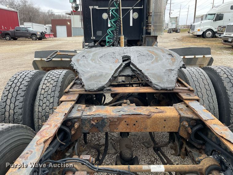 image for item DP0268 2009 Peterbilt 384  semi truck