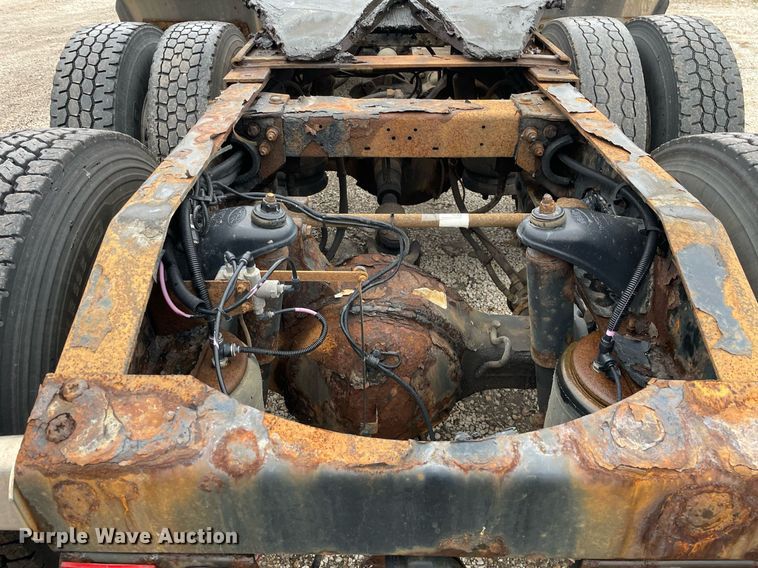 image for item DP0268 2009 Peterbilt 384  semi truck