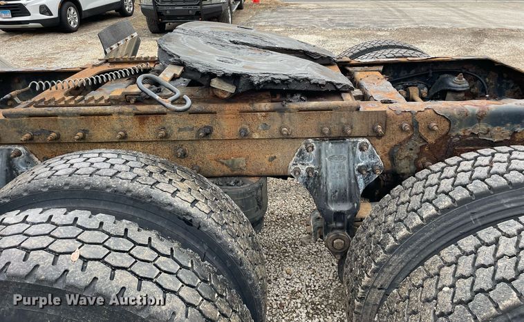 image for item DP0268 2009 Peterbilt 384  semi truck