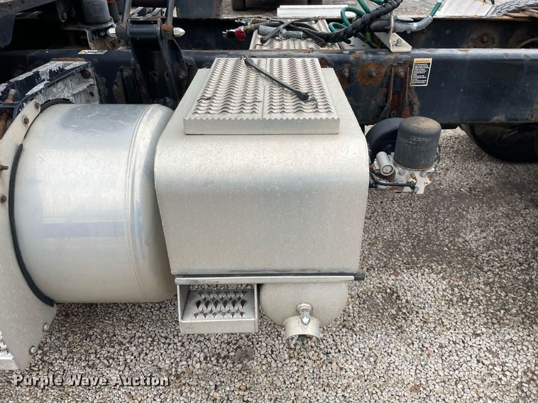 image for item DP0268 2009 Peterbilt 384  semi truck