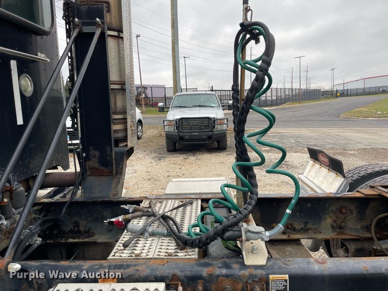 image for item DP0268 2009 Peterbilt 384  semi truck