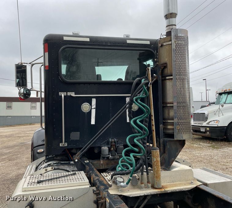 image for item DP0268 2009 Peterbilt 384  semi truck