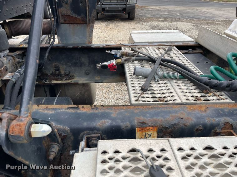 image for item DP0268 2009 Peterbilt 384  semi truck