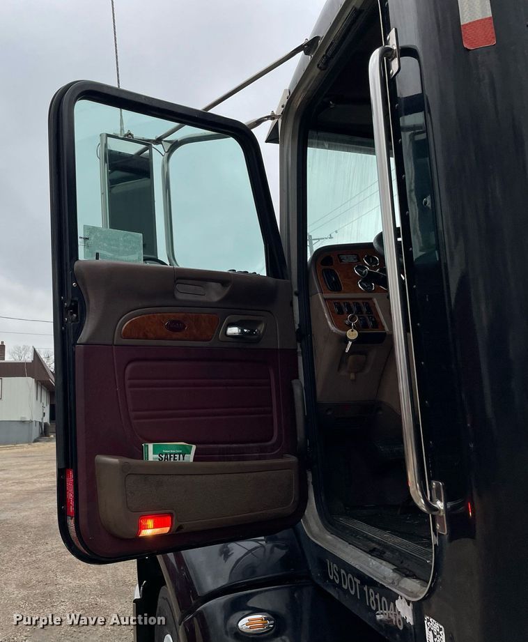 image for item DP0268 2009 Peterbilt 384  semi truck