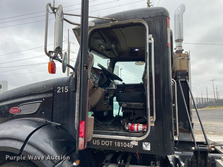 image for item DP0268 2009 Peterbilt 384  semi truck