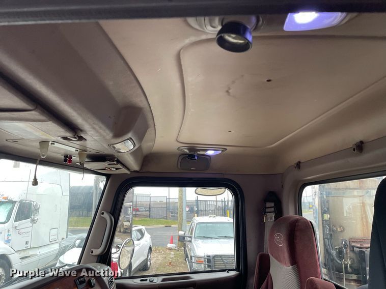 image for item DP0268 2009 Peterbilt 384  semi truck