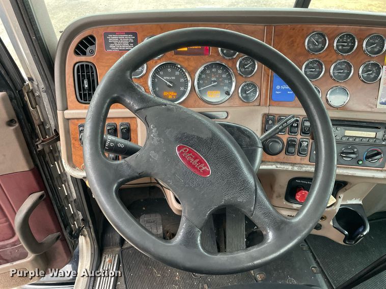 image for item DP0268 2009 Peterbilt 384  semi truck