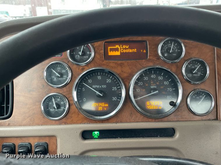 image for item DP0268 2009 Peterbilt 384  semi truck