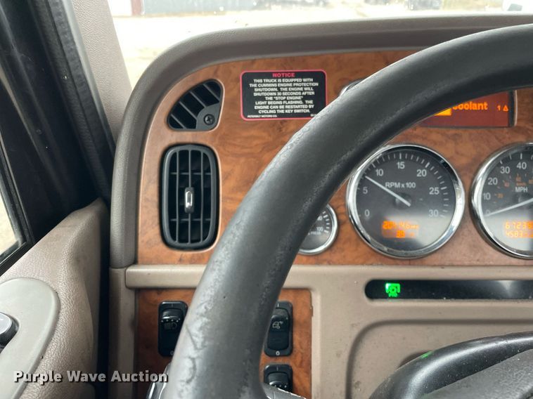 image for item DP0268 2009 Peterbilt 384  semi truck