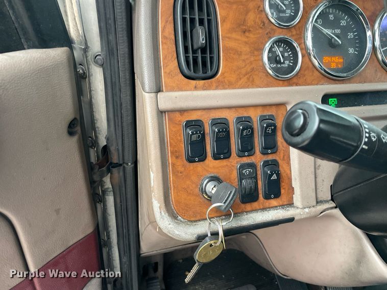 image for item DP0268 2009 Peterbilt 384  semi truck