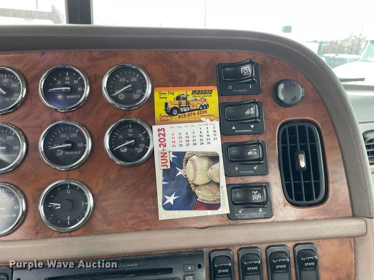 image for item DP0268 2009 Peterbilt 384  semi truck