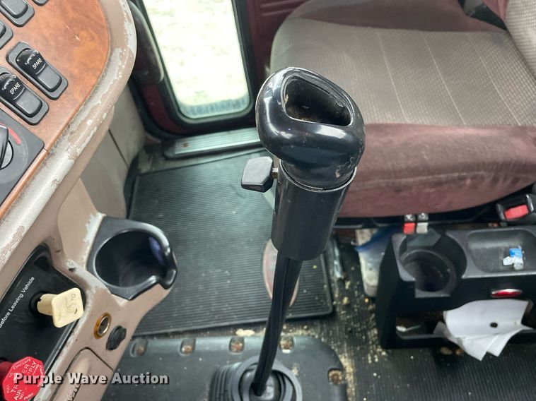 image for item DP0268 2009 Peterbilt 384  semi truck