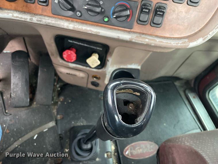 image for item DP0268 2009 Peterbilt 384  semi truck