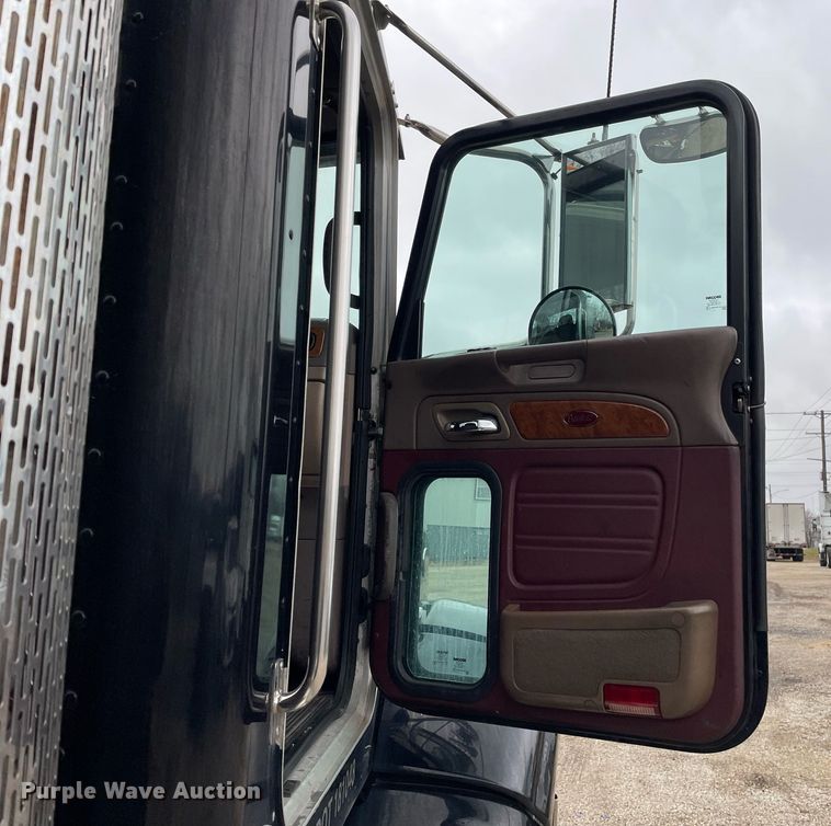 image for item DP0268 2009 Peterbilt 384  semi truck