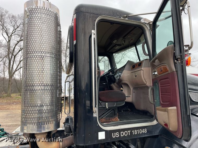 image for item DP0268 2009 Peterbilt 384  semi truck