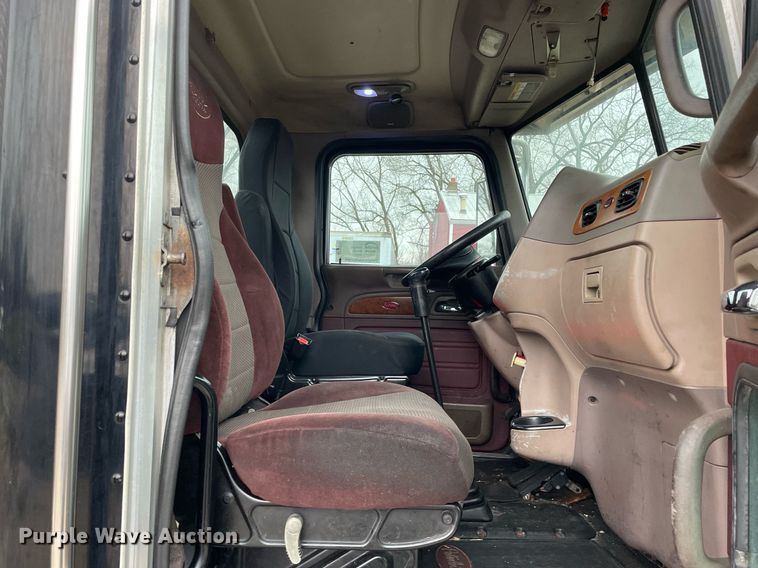 image for item DP0268 2009 Peterbilt 384  semi truck