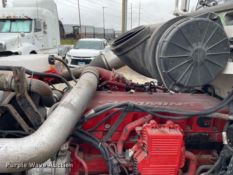 image for item DP0268 2009 Peterbilt 384  semi truck