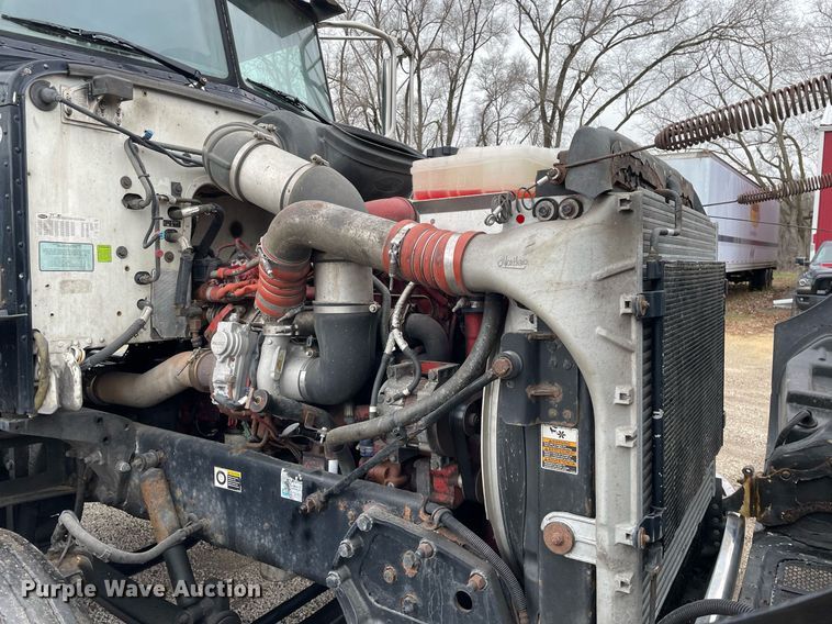 image for item DP0268 2009 Peterbilt 384  semi truck