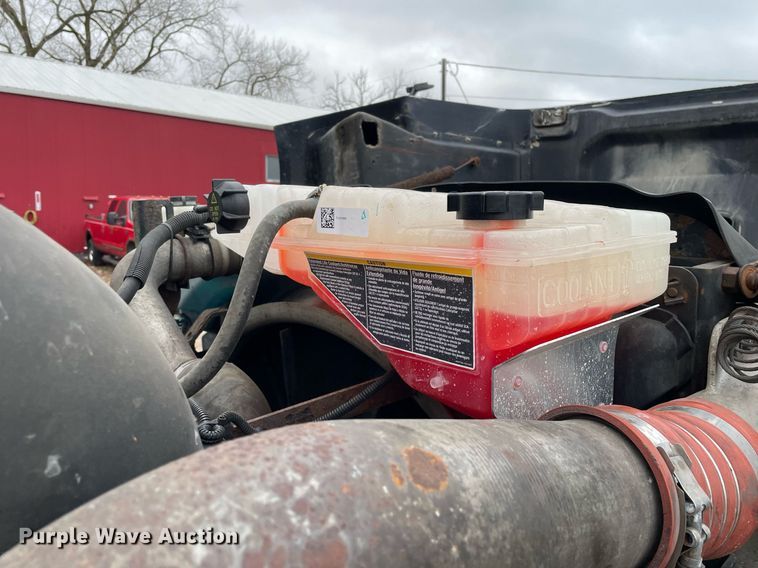 image for item DP0268 2009 Peterbilt 384  semi truck