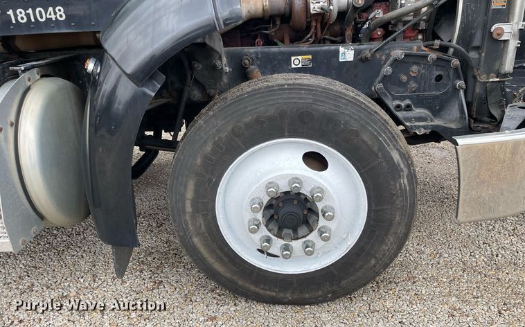 image for item DP0268 2009 Peterbilt 384  semi truck