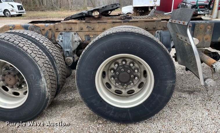 image for item DP0268 2009 Peterbilt 384  semi truck