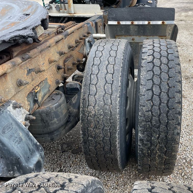 image for item DP0268 2009 Peterbilt 384  semi truck