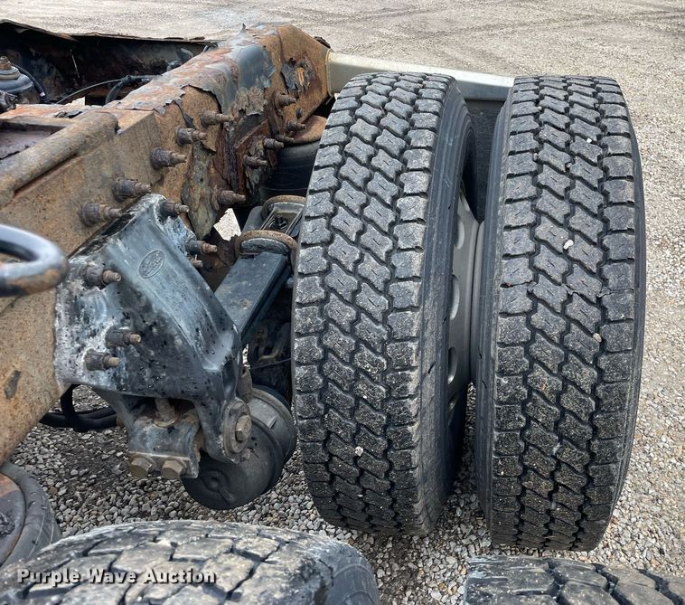 image for item DP0268 2009 Peterbilt 384  semi truck