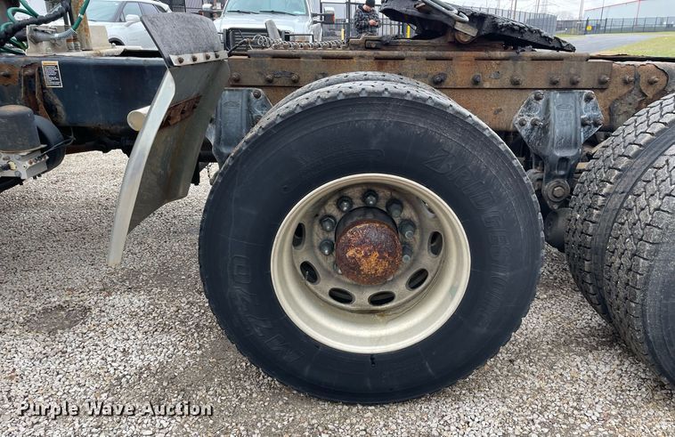 image for item DP0268 2009 Peterbilt 384  semi truck