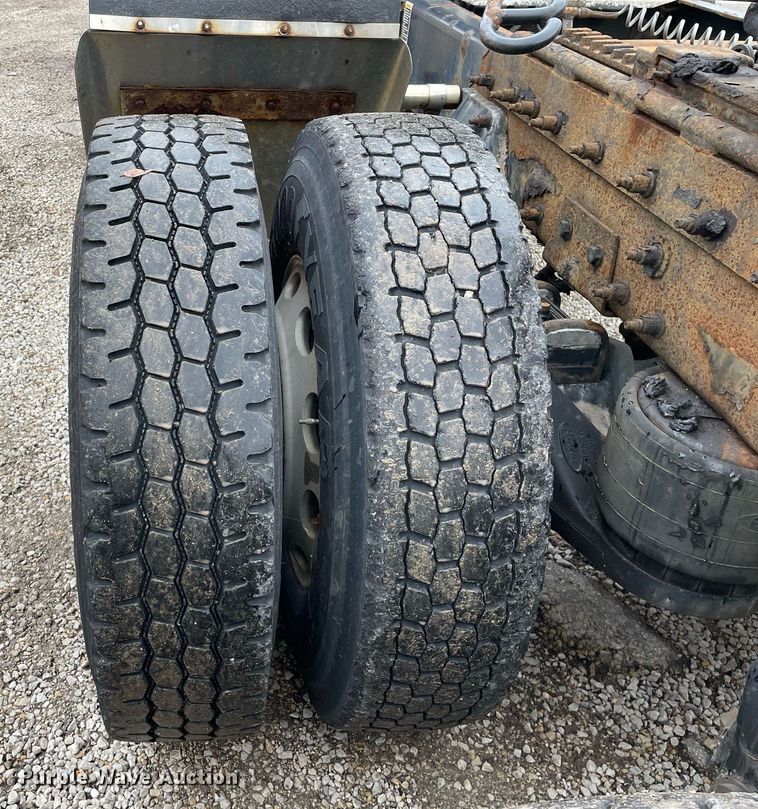 image for item DP0268 2009 Peterbilt 384  semi truck