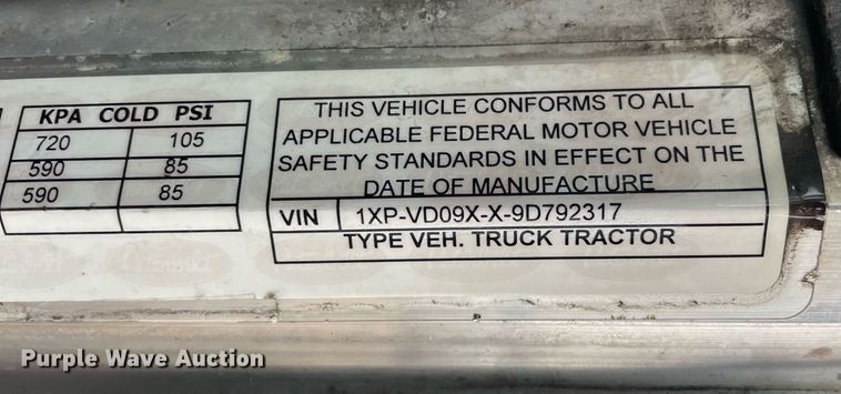 image for item DP0268 2009 Peterbilt 384  semi truck