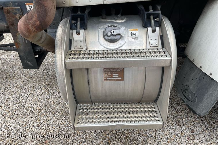 image for item DP0269 2007 Peterbilt 335  truck cab and chassis