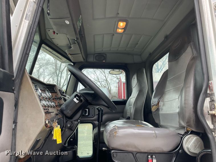 image for item DP0269 2007 Peterbilt 335  truck cab and chassis