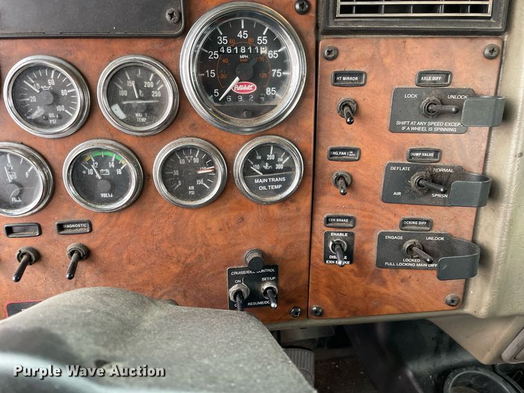 image for item DP0269 2007 Peterbilt 335  truck cab and chassis