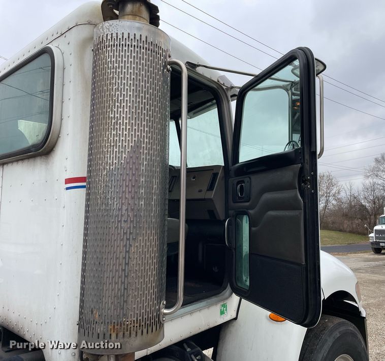 image for item DP0269 2007 Peterbilt 335  truck cab and chassis