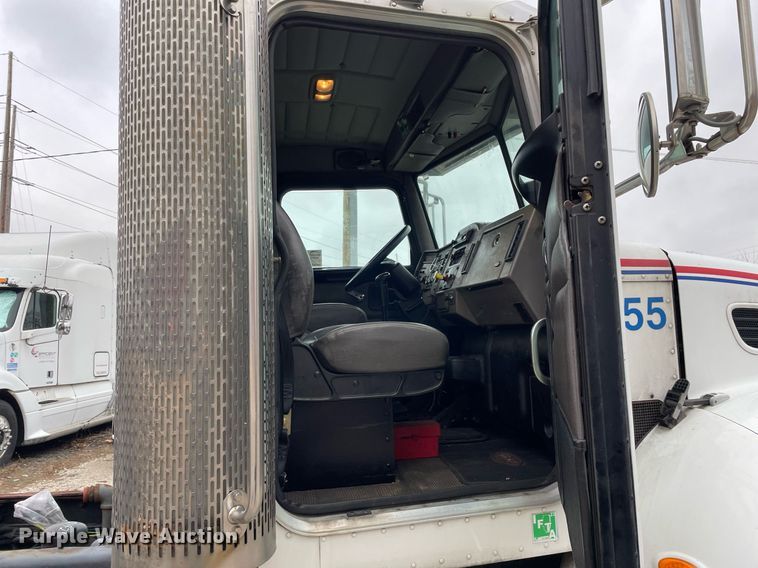 image for item DP0269 2007 Peterbilt 335  truck cab and chassis