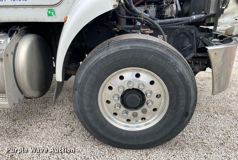 image for item DP0269 2007 Peterbilt 335  truck cab and chassis