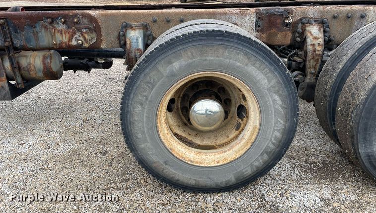 image for item DP0269 2007 Peterbilt 335  truck cab and chassis