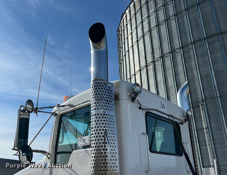 image for item DP2161 2009 Kenworth T800  semi truck