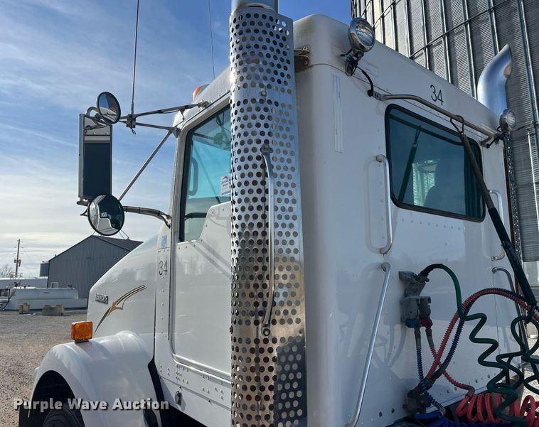 image for item DP2161 2009 Kenworth T800  semi truck