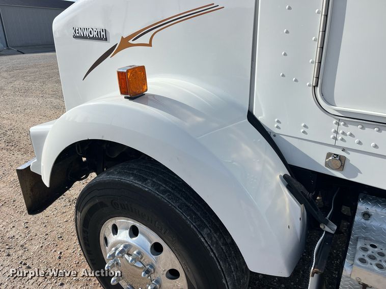 image for item DP2161 2009 Kenworth T800  semi truck