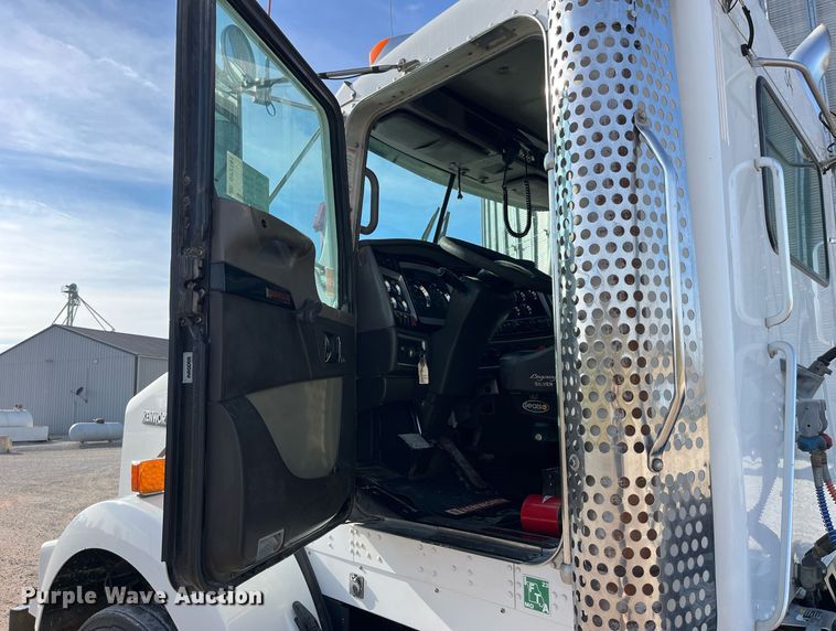 image for item DP2161 2009 Kenworth T800  semi truck