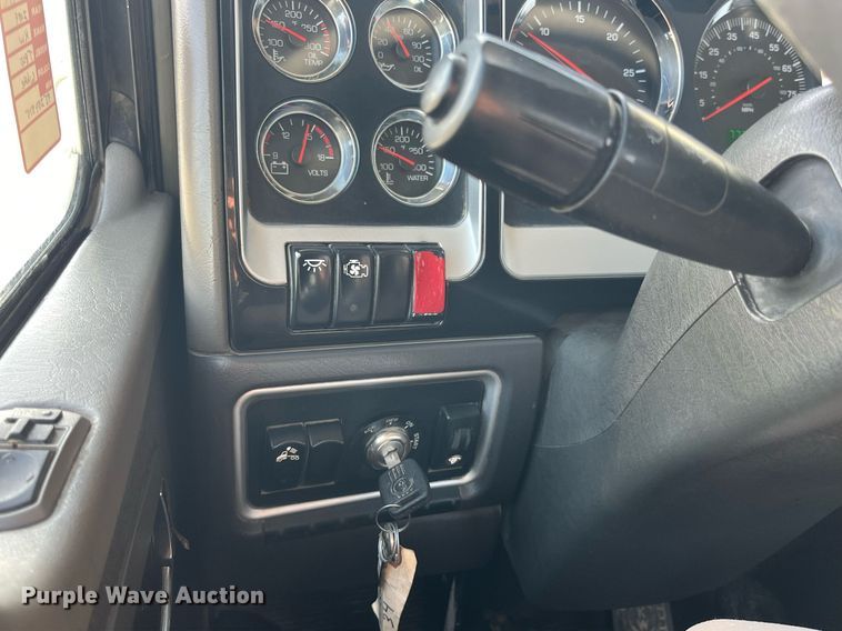 image for item DP2161 2009 Kenworth T800  semi truck