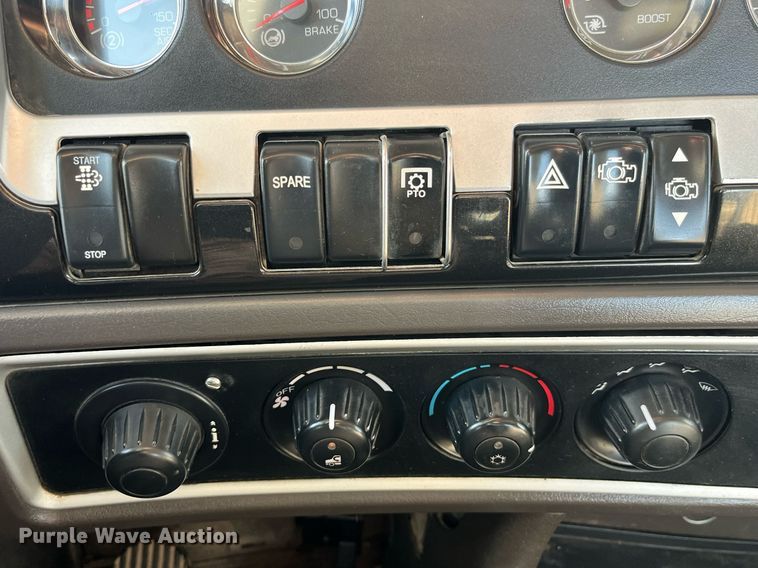 image for item DP2161 2009 Kenworth T800  semi truck