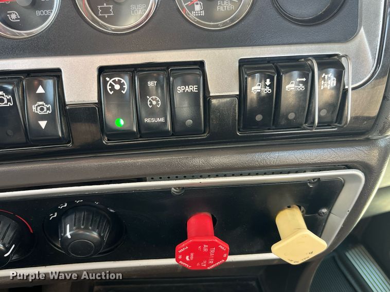 image for item DP2161 2009 Kenworth T800  semi truck