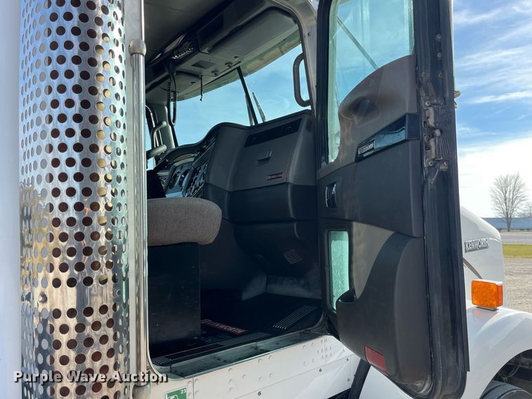 image for item DP2161 2009 Kenworth T800  semi truck